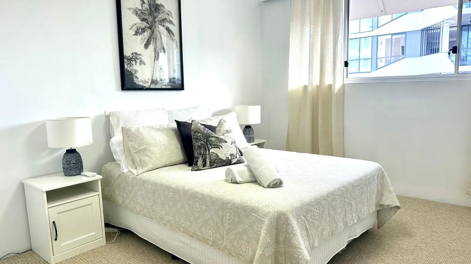 3 Bedrooms With Views Over Kirra! Gold Coast Apartment